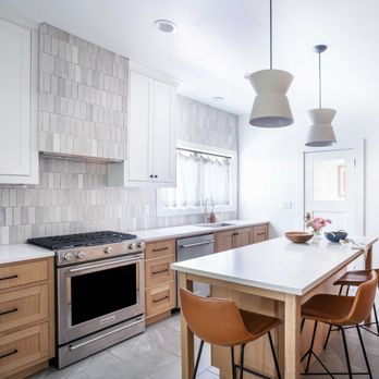 Build Forward Construction - a kitchen with a center island - General Contractors Near Me - Portland, Oregon Build Forward Construction - a kitchen with a center island - General Contractors Near Me - Portland, Oregon