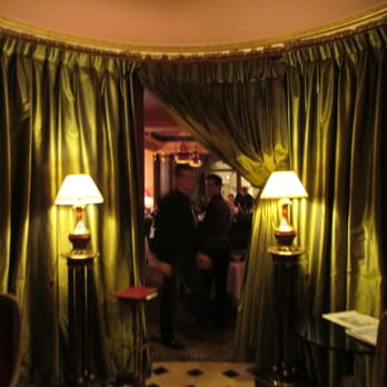 Le Restaurant - The intimate and romantic entry to the restaurant from L'Hotel - French Near Me - Paris, 75 Le Restaurant - The intimate and romantic entry to the restaurant from L'Hotel - French Near Me - Paris, 75