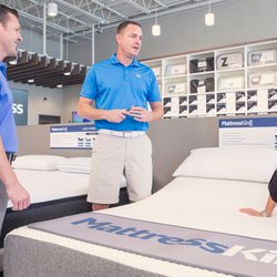 Mattress King - Oklahoma City - Mattress friendly staff helping customers select a mattress