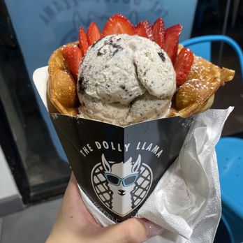 The Dolly Llama Uptown Dallas - Cookies and Cream Ice Cream with Bubble Waffle & strawberries - Waffles Near Me - Dallas, Texas