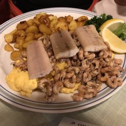 Fischerklause Kieholm - Krabben mit Aalfilet auf Rührei
