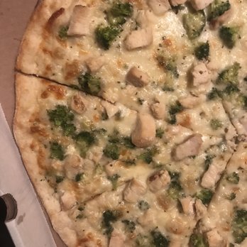 Ipie Pizzeria - Chicken Broccoli Alfredo Pizza - Pizza Near Me - Killington, Vermont