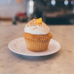 Molly's Cupcakes - Peach cobbler
IG: @thephotographerfoodie