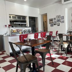 JJ's Burgers - Cute retro diner