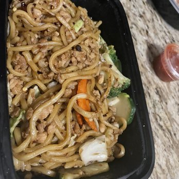 Sakhuu Thai - Thai Stir-Fried Lo Mein Noodles; a little too much container left over that could/should've been FILLED for my to-go order. - Thai Near Me - Richardson, Texas Sakhuu Thai - Thai Stir-Fried Lo Mein Noodles; a little too much container left over that could/should've been FILLED for my to-go order. - Thai Near Me - Richardson, Texas