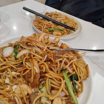 Ah Ma’s kitchen  - Deluxe chow mein with chicken, shrimp and beef - Asian Fusion Near Me - San Francisco, California