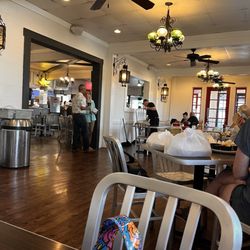 Sea Island Shrimp House - Dining room