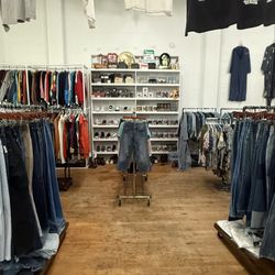 Pocket Monkey Vintage - Store front