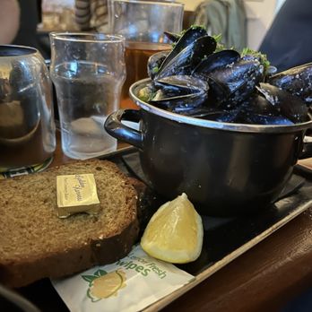 Gus O'Connor's - Appetizer portion of mussels - Pubs Near Me - Doolin, CE Gus O'Connor's - Appetizer portion of mussels - Pubs Near Me - Doolin, CE