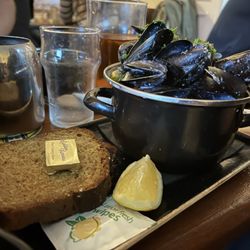 Gus O'Connor's - Appetizer portion of mussels