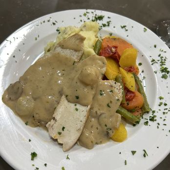DoubleTree by Hilton Livermore - Turkey, mashed potatoes, veggies from hotel restaurant - Hotels Near Me - Livermore, California