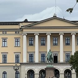 Det Kongelige Slott - Closer to the palace