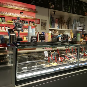 Metropolitain Amsterdam - Ice cream display - Breakfast & Brunch Near Me - Amsterdam, New Hampshire Metropolitain Amsterdam - Ice cream display - Breakfast & Brunch Near Me - Amsterdam, New Hampshire