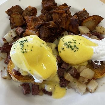 Rise and Shine Cafe - Corned beef Benedict - Breakfast & Brunch Near Me - Mililani, Hawaii
