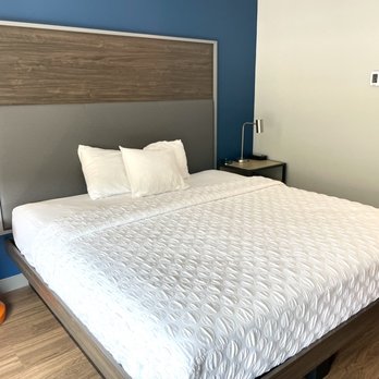 Tru By Hilton Duluth Mall Area - King bed - Hotels Near Me - Duluth, Minnesota Tru By Hilton Duluth Mall Area - King bed - Hotels Near Me - Duluth, Minnesota