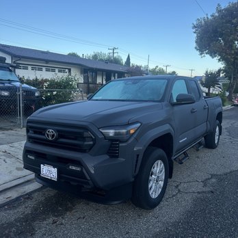 Thousand Oaks Toyota - Car Dealers Near Me - Thousand Oaks, California