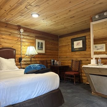 Denali Crow's Nest Log Cabins - The sitting room and part of the attached vanity in the room. - Hotels Near Me - Preserve, Alaska
