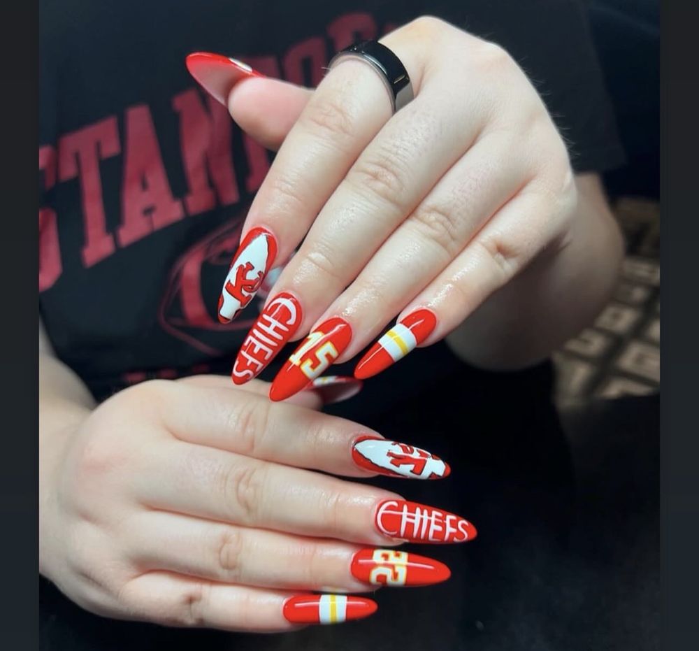 Ivy's Nails Logo