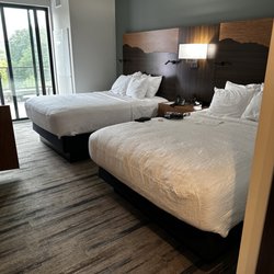 Hocking Hills Lodge and Conference Center - Two queen beds and patio access.