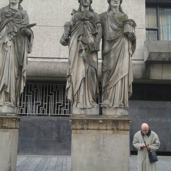 Die Vier Karyatiden - Nur drei der vier Karyatiden. Only three of the four caryatids. - Landmarks & Historical Buildings Near Me - Dusseldorf, NW