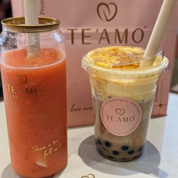 Te'amo Boba Bar - Chicago - Our little drink duo, fruity smoothie and boba with that Brûlée topping? Wow!!  Totally worth the wait. - Bubble Tea Near Me - Chicago, Illinois