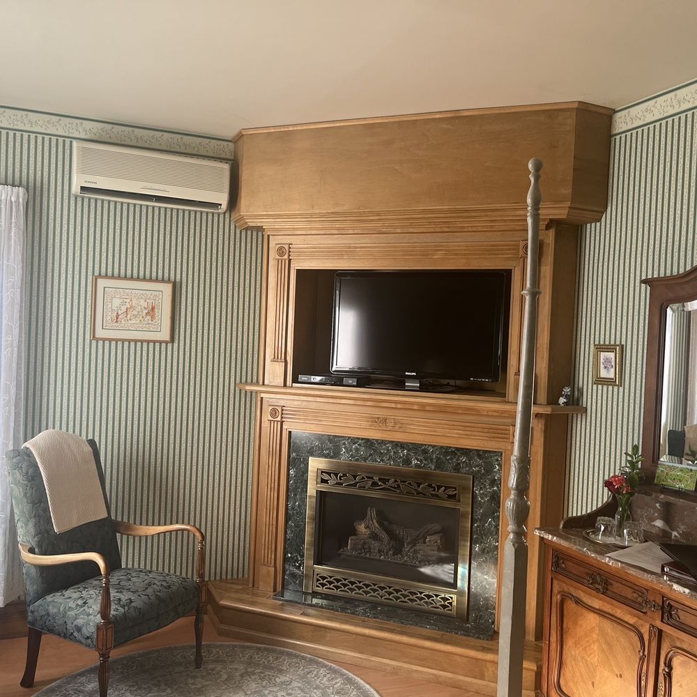 The Governor's Inn - Priscilla room - Bed & Breakfast Near Me - Ludlow, Vermont The Governor's Inn - Priscilla room - Bed & Breakfast Near Me - Ludlow, Vermont
