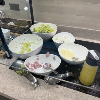 Wingtips Lounge - Salad want to be - Airport Lounges Near Me - St. Louis, Missouri