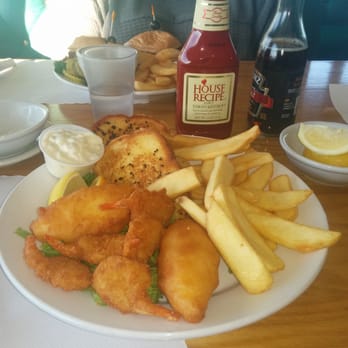 Mariners Cafe - Fish and chips and shrimp with garlic bread - Cafes Near Me - Sequim, Washington