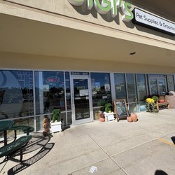 Gigi and Sons' Grooming and Pet Supplies - Entrance