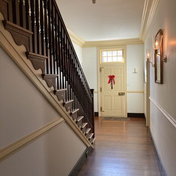 Gracefield Hall Bed and Breakfast - Entry hallway - Bed & Breakfast Near Me - Providence Forge, Virginia Gracefield Hall Bed and Breakfast - Entry hallway - Bed & Breakfast Near Me - Providence Forge, Virginia