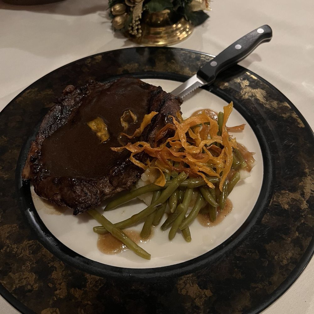 Ribeye with mashed potatoes and green beans Ribeye with mashed potatoes and green beans