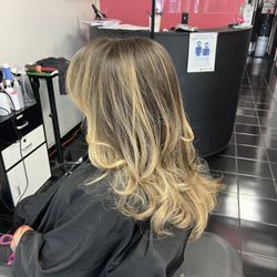 Bloom's Beauty Salon - Wash / haircut / style