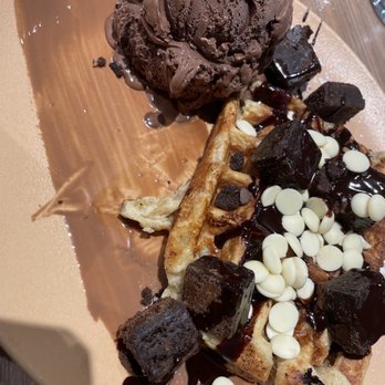 Demetres Shops At Don Mills - Desserts Near Me - Toronto, Ontario