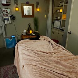 Lady Alive - Different view of the room (after massage so that's why the bed is messy)