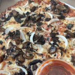A nice looking pizza, but no pepperoni despite ordering it.