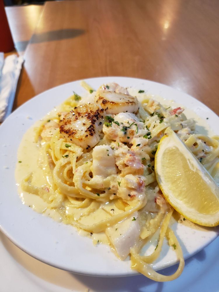 THE LAUGHING CLAM Updated June 2024 187 Photos & 297 Reviews 121 SW G St, Grants Pass