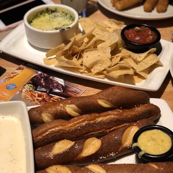 Applebee's Grill + Bar - Chips with spinach dip, and pretzel breadsticks with beer cheese - American Near Me - Eureka, California