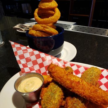 Le Belle et la Boeuf - Fun bar snacks - onion rings and fried dill pickles - Burgers Near Me - Montreal, Quebec