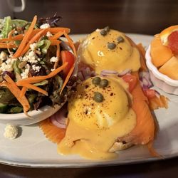 Potpourri Bistro - Salmon Benny with salad instead of potatoes