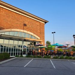 Headwaters Seafood & Grille - Parking lot patio