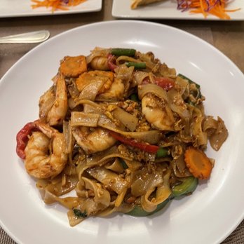 Pad Thai - Drunken Noodles - Thai Near Me - Saint Louis, Missouri