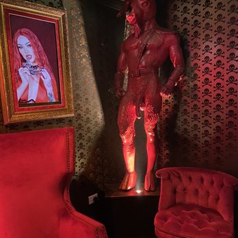 Dracula's Cabaret - Cabaret Near Me - Broadbeach, QLD