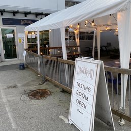 the outside of a restaurant