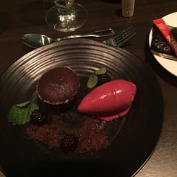 Fullriggaren - Chokladfondant med sorbet och björnbär, våldsamt gott!