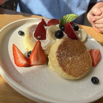 Flipper’s - Fresh fruit souffle pancakes - Pancakes Near Me - New York, New York Flipper’s - Fresh fruit souffle pancakes - Pancakes Near Me - New York, New York