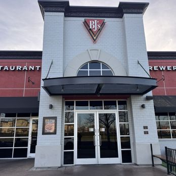 BJ's Restaurant & Brewhouse - Outside - New American Near Me - Roseville, California