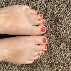 Red Nails - My feet's with coral painted toes