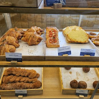 Paris Baguette - Bakeries Near Me - Montrose, California