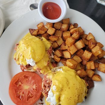 Bea Bea's - Corned beef hash eggs benedict - Coffee & Tea Near Me - Burbank, California