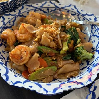 Thai Siam Restaurant - Pad see ew ($24.99) - Thai Near Me - Calgary, Alberta Thai Siam Restaurant - Pad see ew ($24.99) - Thai Near Me - Calgary, Alberta